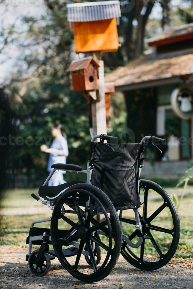 jong Aziatisch fysiek therapeut werken met senior vrouw Aan wandelen met een wandelaar foto