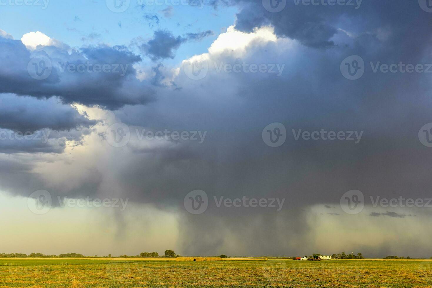 stormachtig lucht ten gevolge naar regen in de Argentijns platteland, la pampa provincie, Patagonië, Argentinië. foto