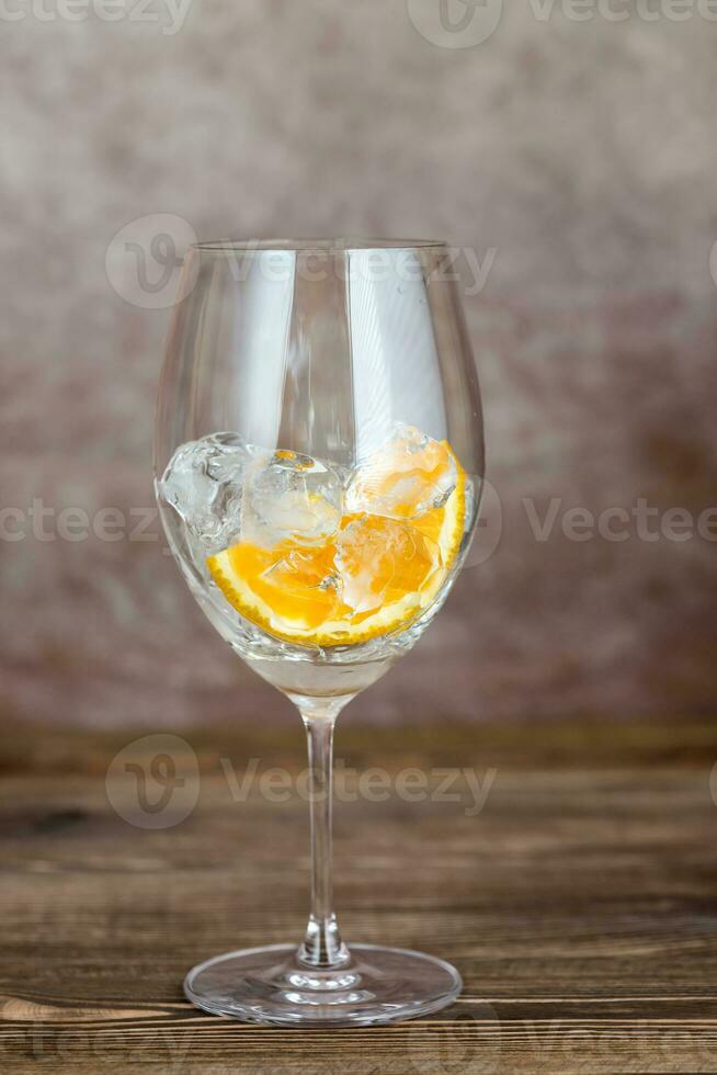 glas met ijs en oranje foto