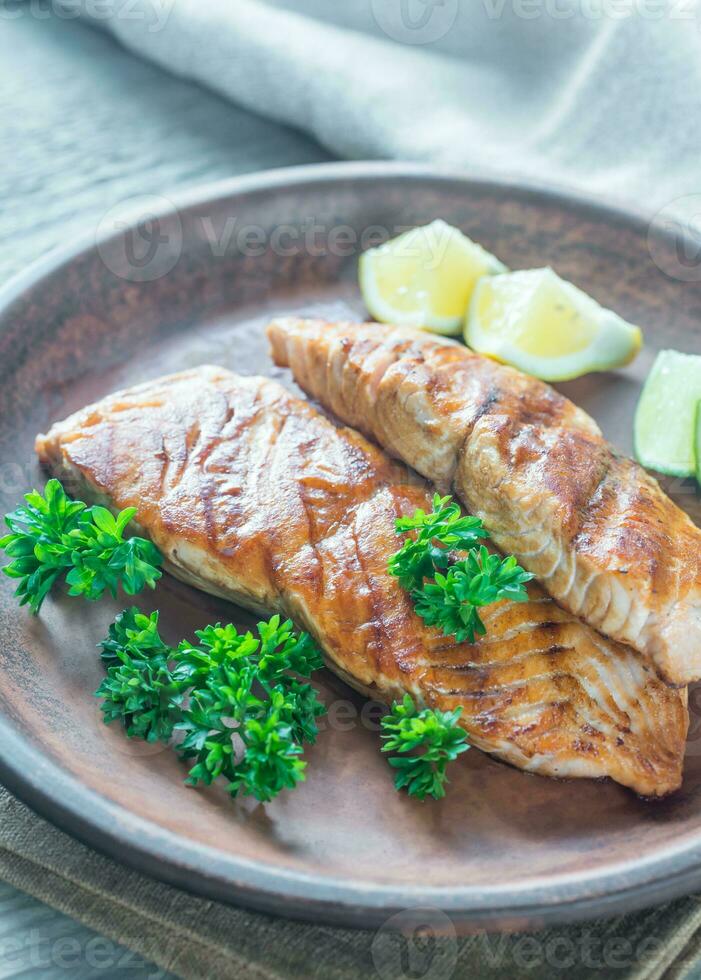 geroosterd Zalm steak met vers peterselie foto