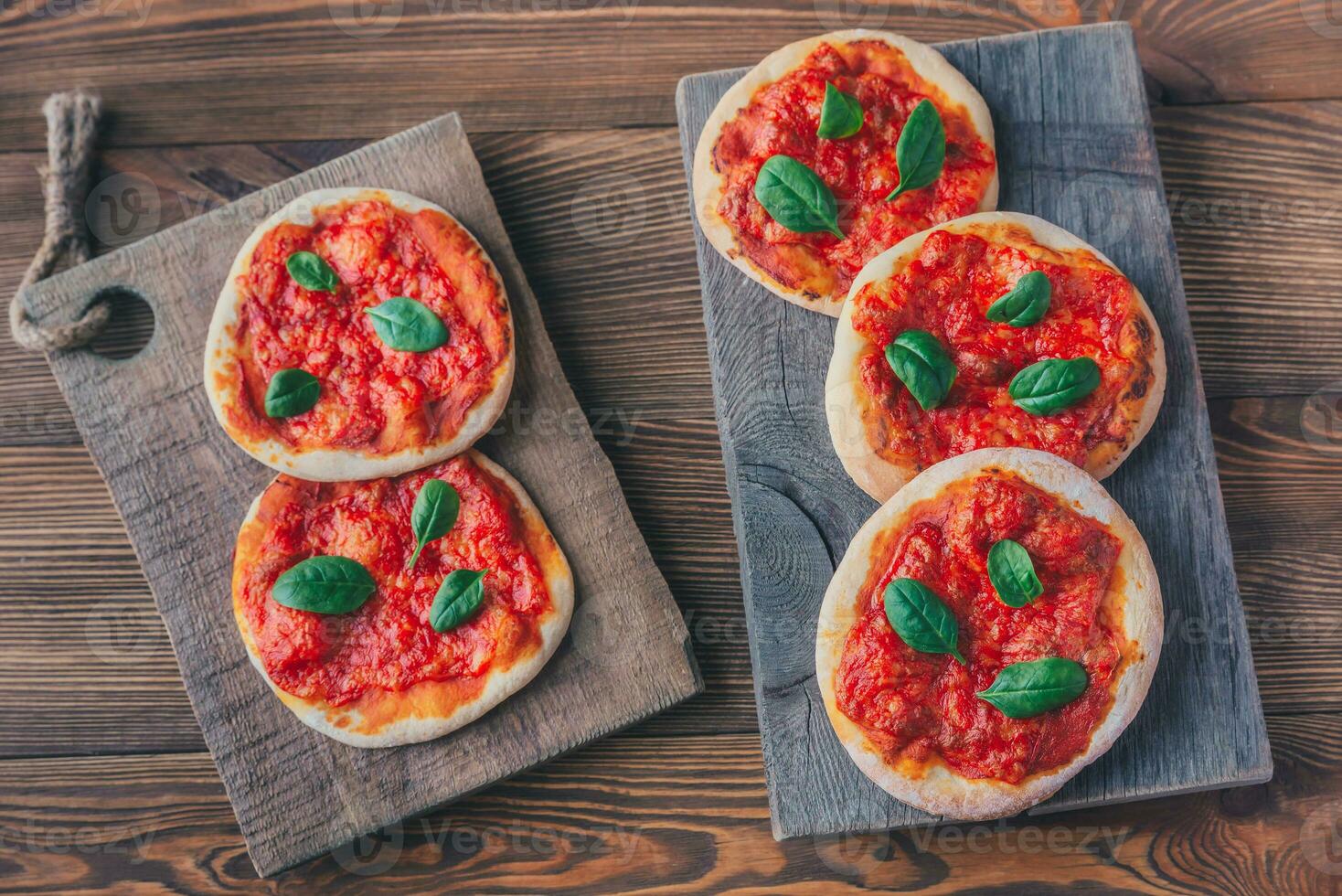 mini margherita pizza's met rode kaas foto