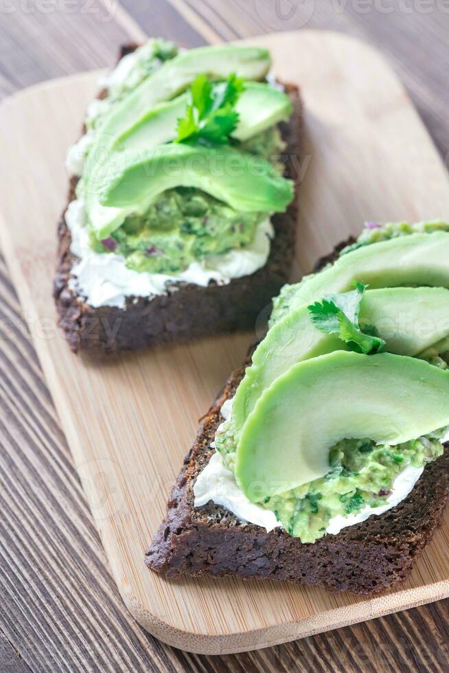 toast met room kaas en guacamole foto