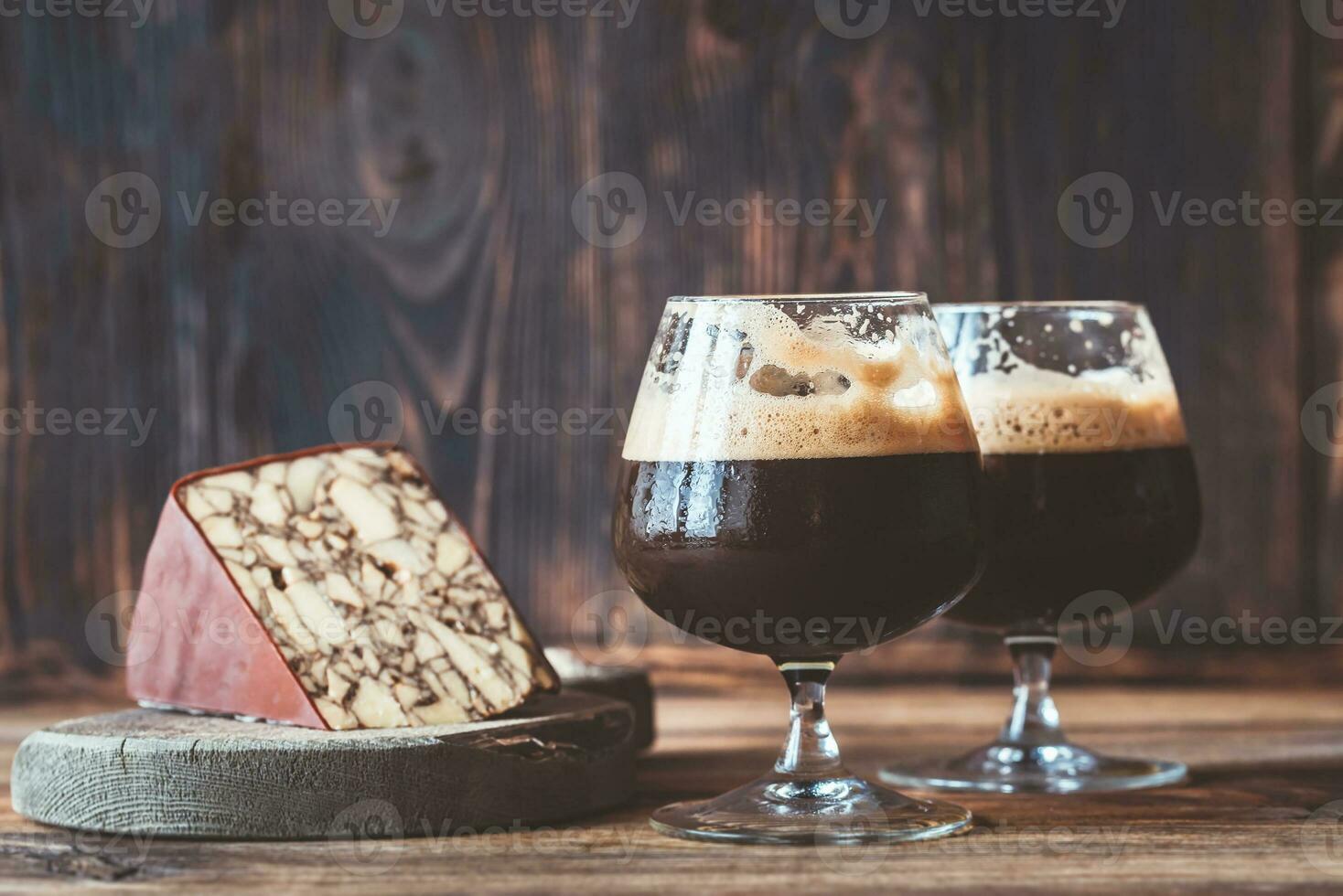 twee glazen donker bier met Ierse porter cheddar foto