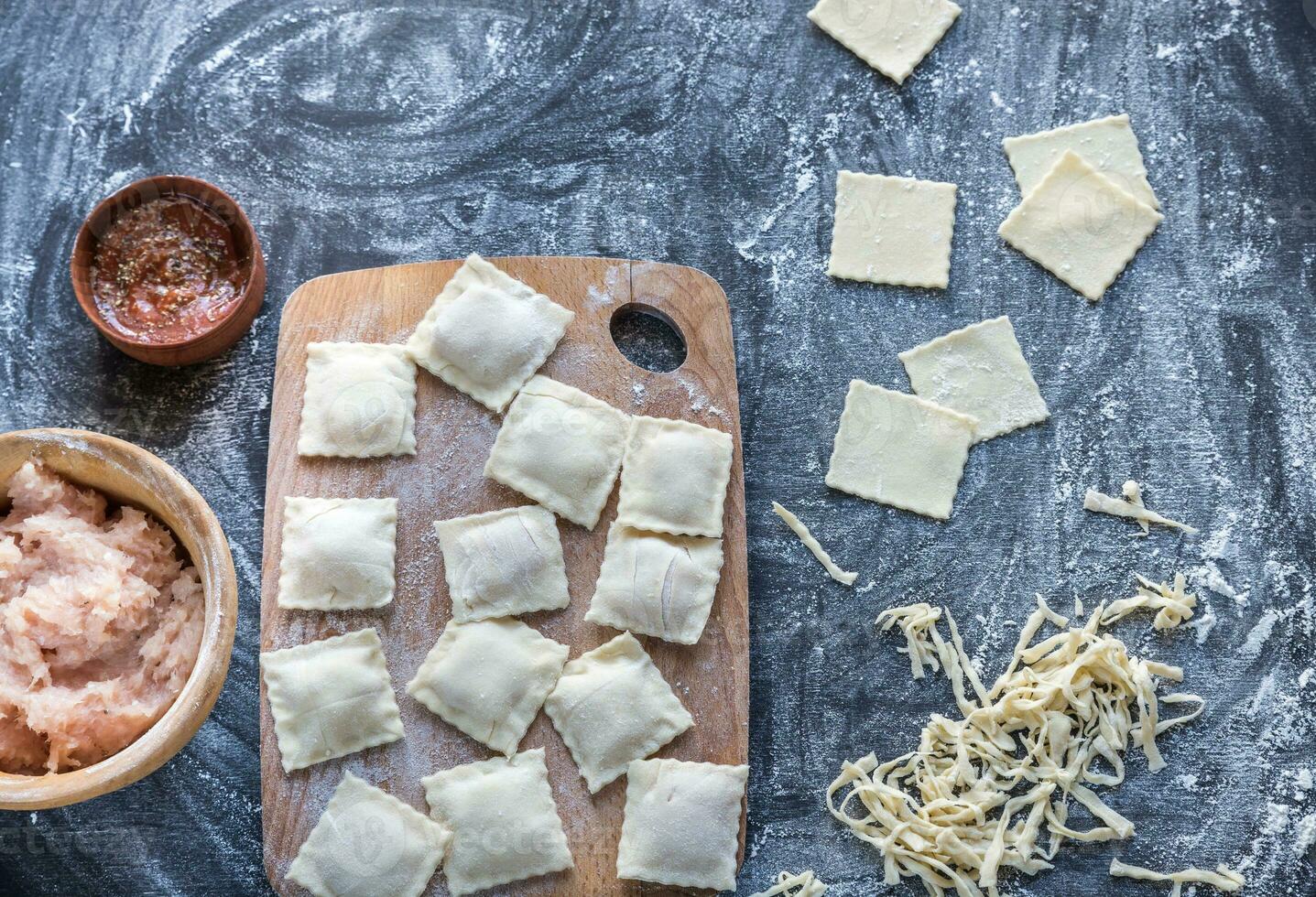 ingrediënten voor Koken ravioli Aan de houten bord foto