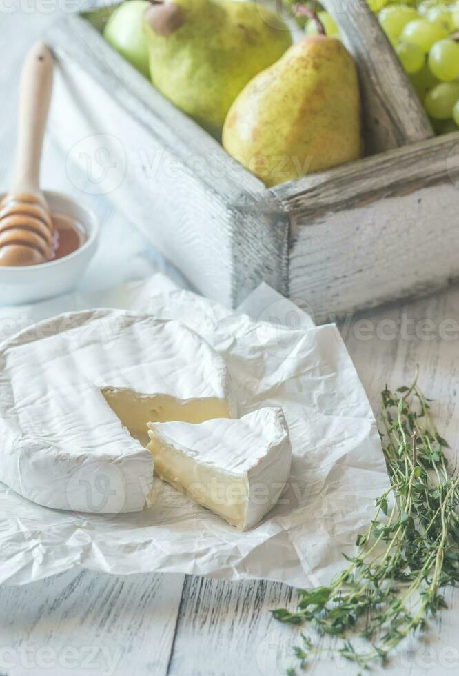 Camembert met peren en druif foto