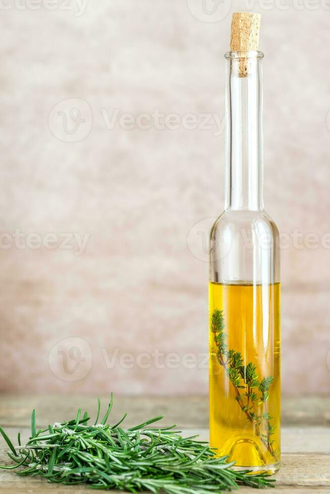 fles met olijfolie foto