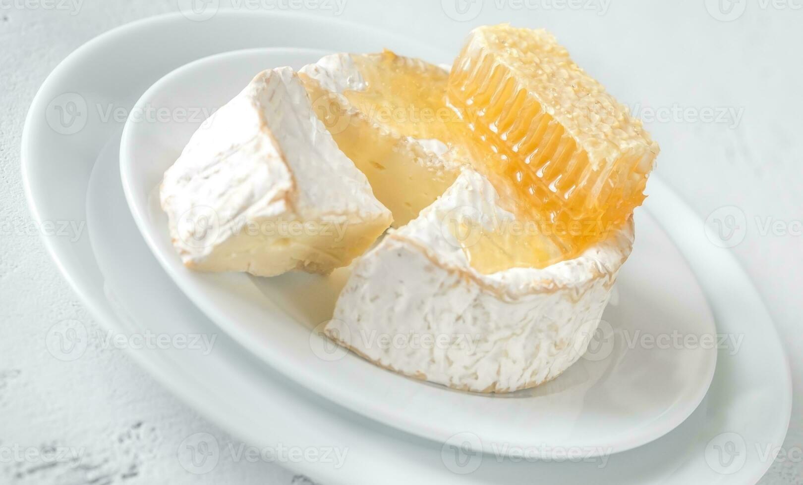 Camembert kaas met honingraten foto