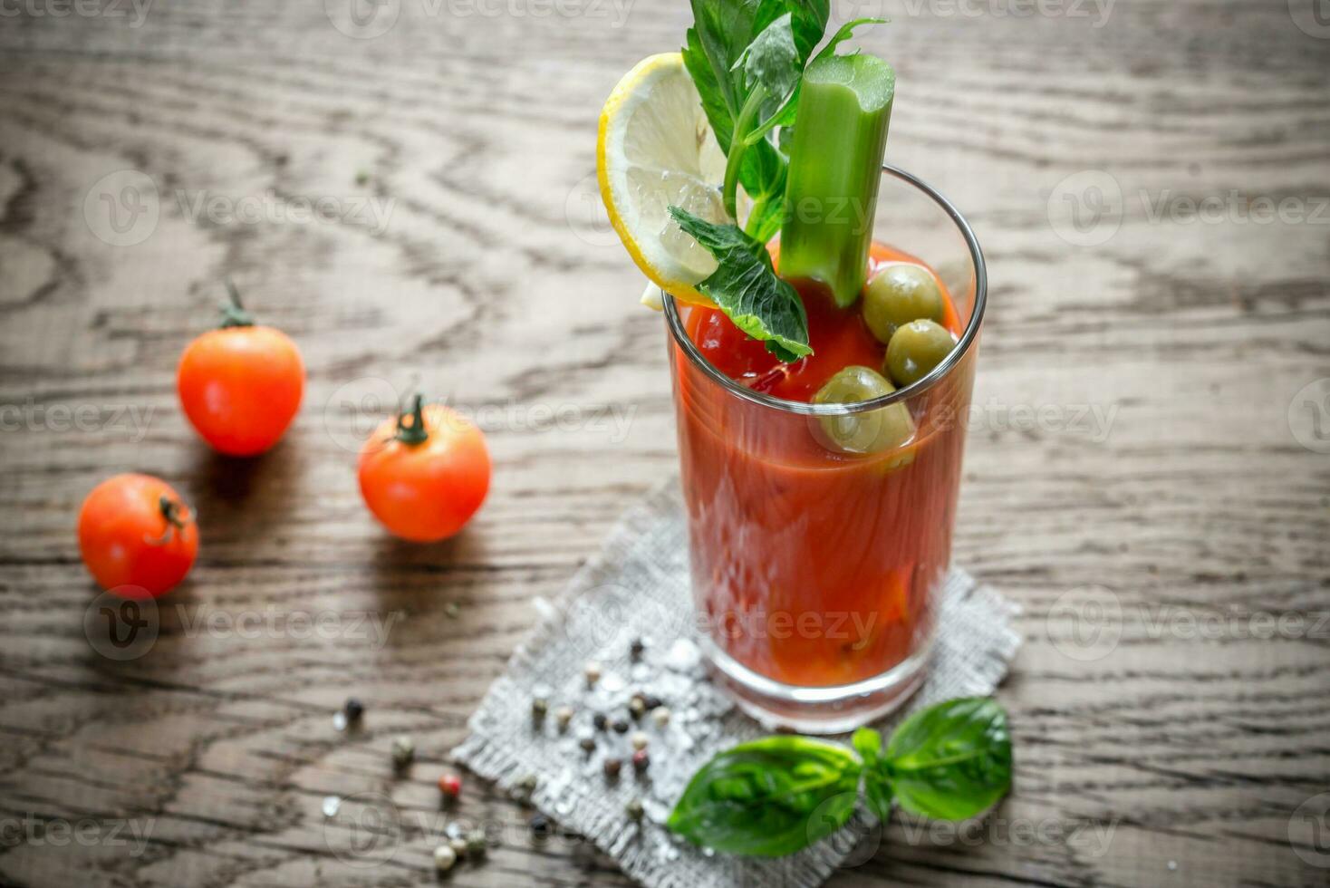 Bloody Mary-cocktail op de houten achtergrond foto