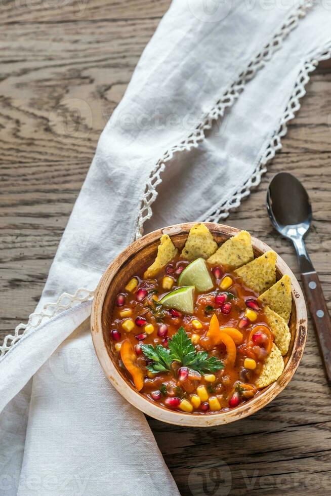 Mexicaans tortilla soep Aan de houten achtergrond foto