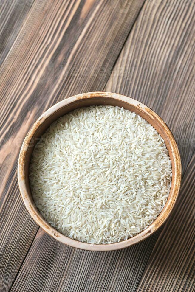 kommen van ongekookt camolino en basmati rijst- foto