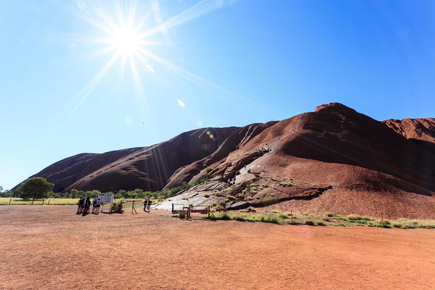 petermann nt, australië, 2021 - mensen die de uluru-rots bekijken foto