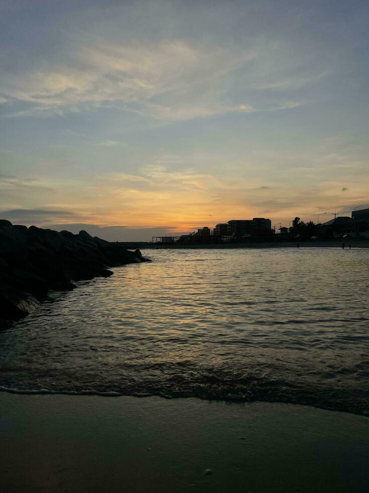 avond zonlicht weerspiegelt Aan de water oppervlakte foto