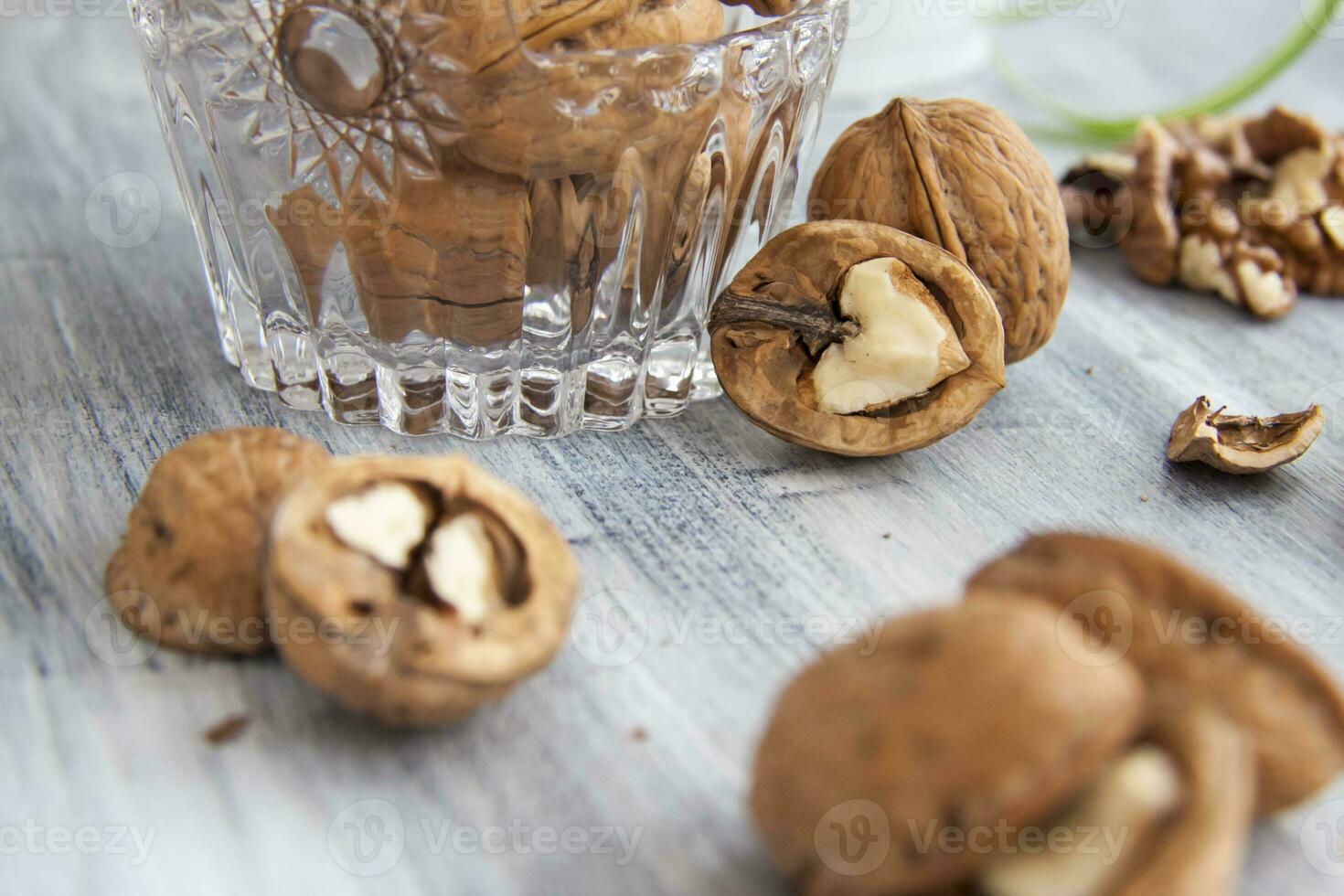 walnoten Aan een geschilderd achtergrond. kristal kom met noten. nuttig producten. foto