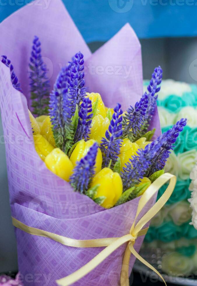 een boeket van bloemen dat zijn gemaakt van zeep. zeep boeket, bloem regeling. voor interieur decoratie of net zo een geschenk. foto