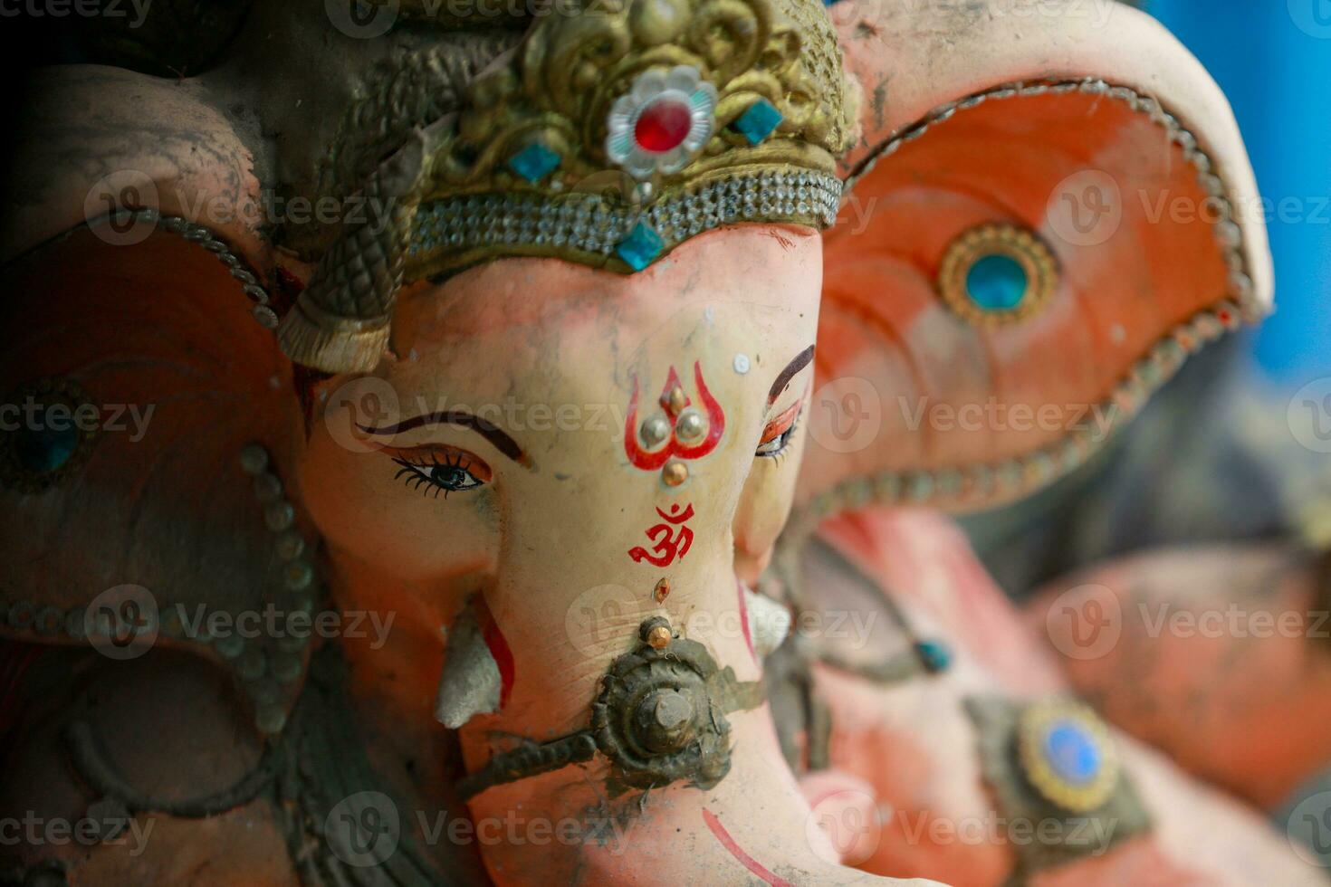 Indisch heer ganesha standbeeld, idolen van heer ganesh voor aanstaande ganapati festival in Indië. foto