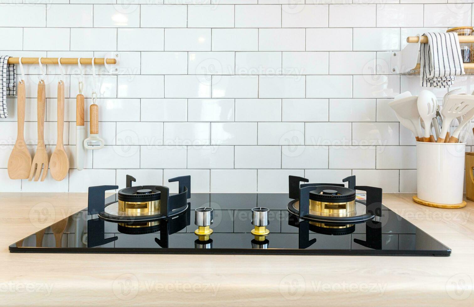 minimalistisch modern keuken in pastel kleuren met keukengerei en ruimte foto