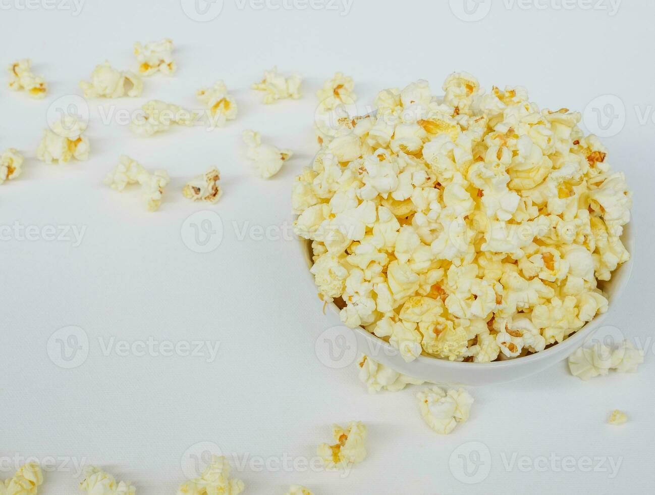 top visie van de zout smaak popcorn in de wit schaal. foto