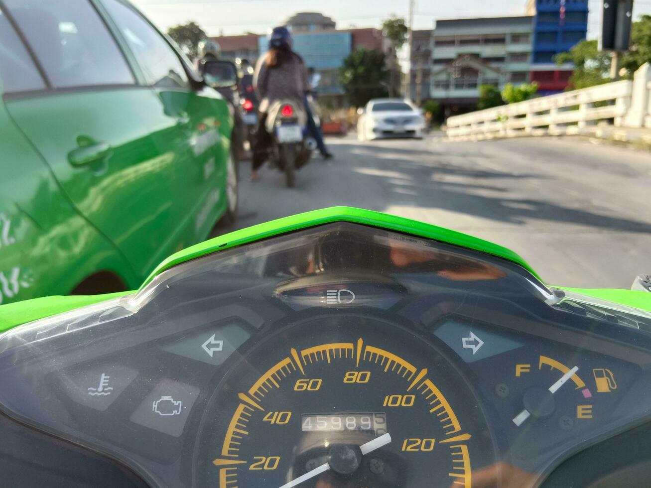 het rijden een motorfiets gedurende verkeer jam foto