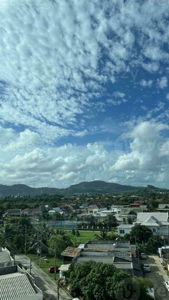 wolken lucht, moutain en stad visie foto