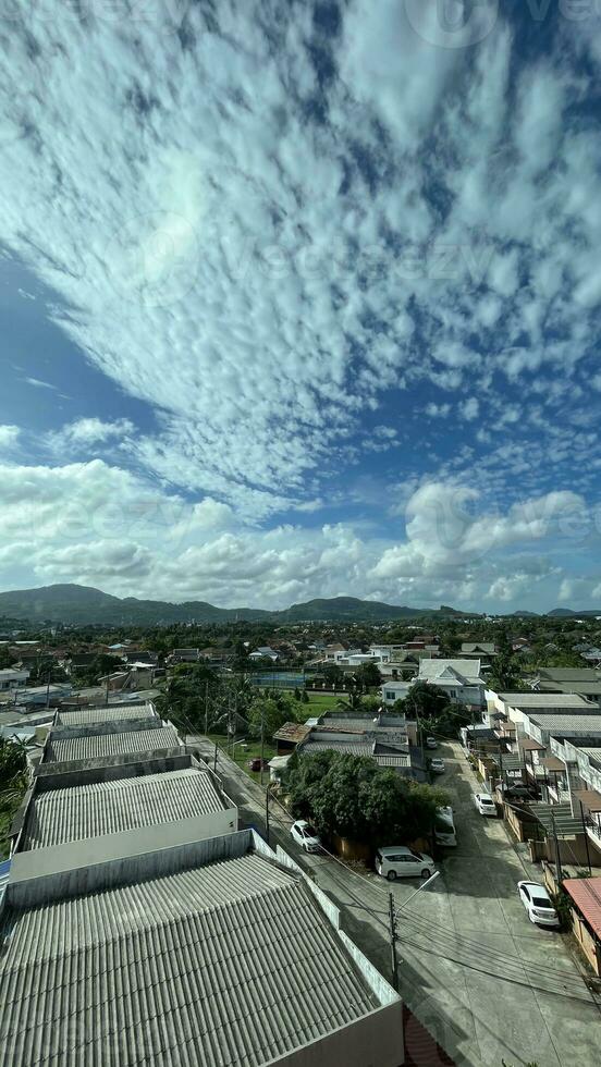 wolken lucht, moutain en stad visie foto