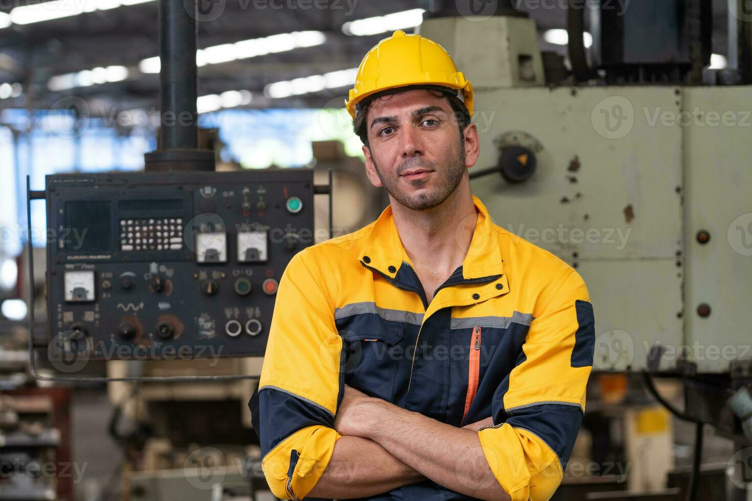 Kaukasisch ingenieur gebruik makend van een laptop in een fabriek. Mens werken in kunststoffen fabriek. foto