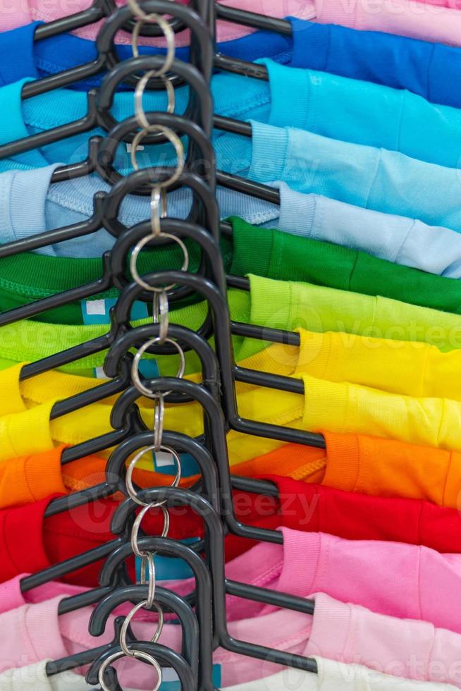 close-up van kleurrijke t-shirts op hangers foto