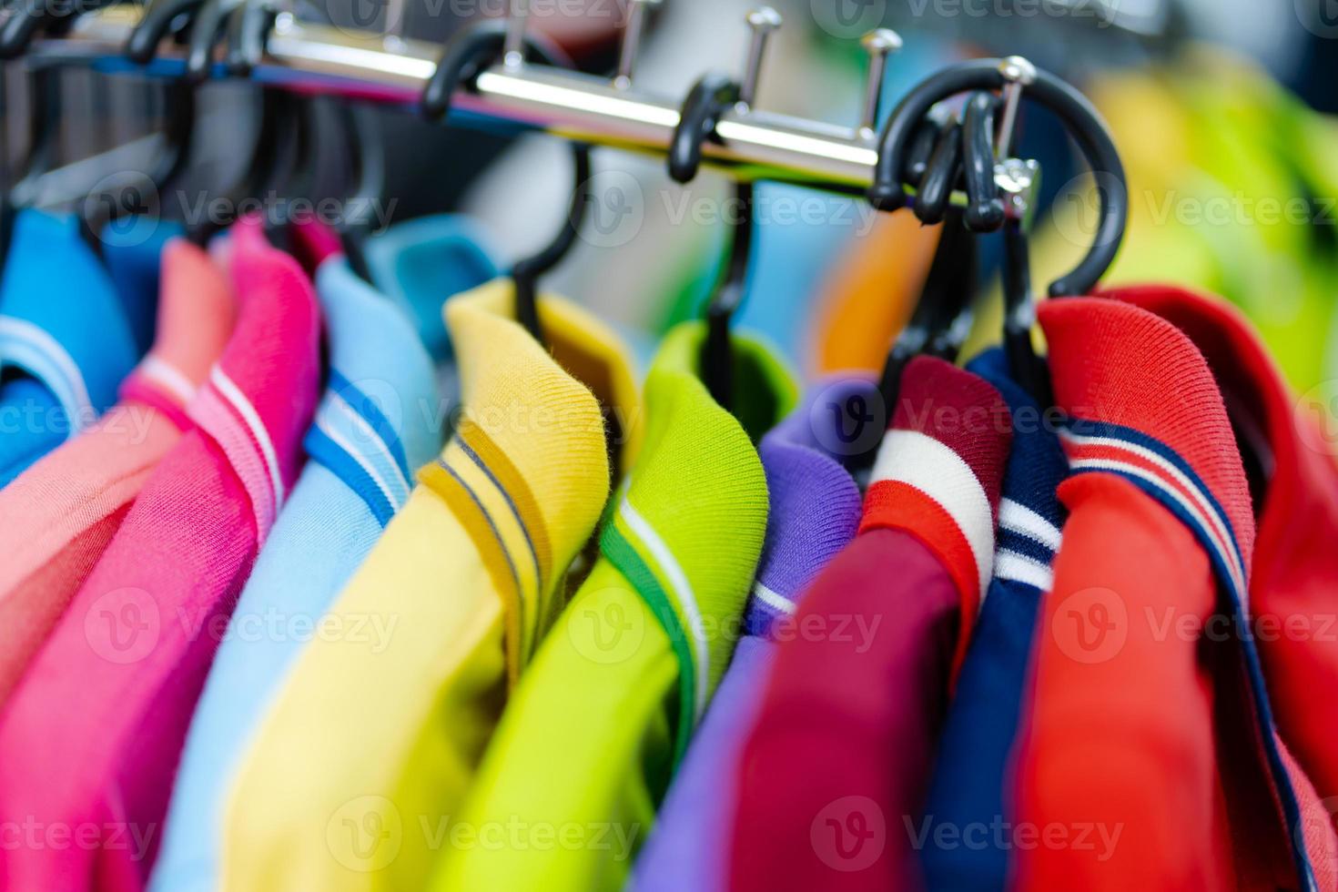 close-up van kleurrijk poloshirt op hangers foto