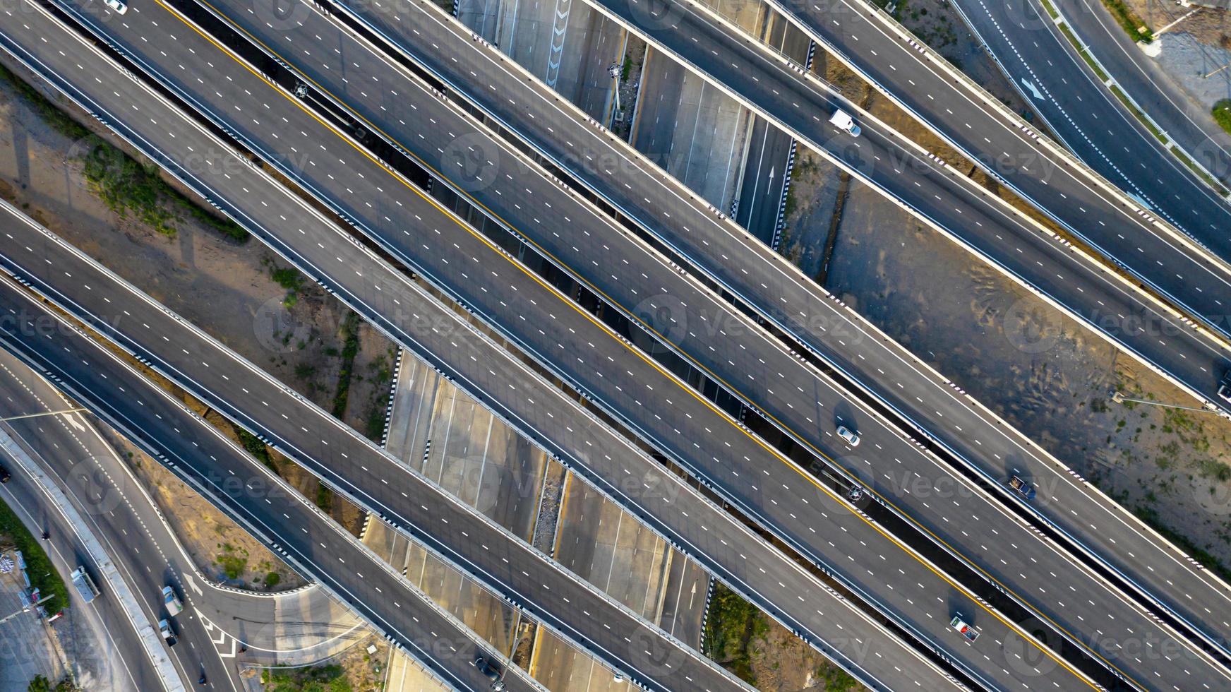 bovenaanzicht vanuit de lucht van de snelweg, de kruisingsweg van de transportstad met de auto op de kruising, de kruising van de weg neergeschoten door drone foto