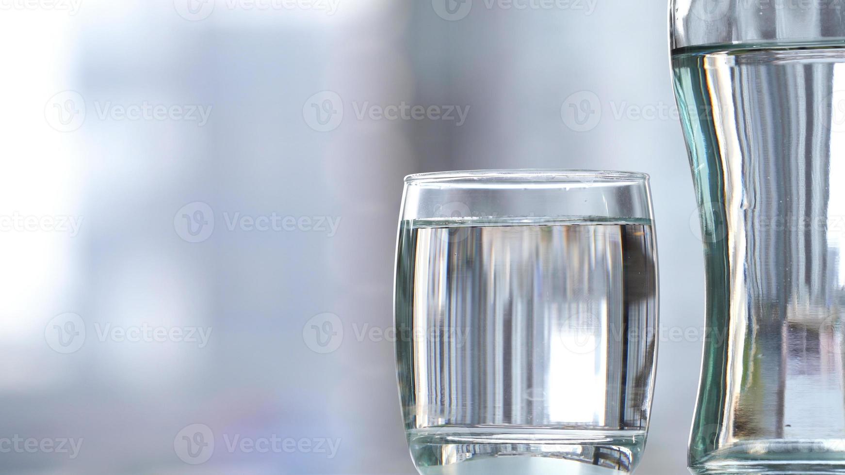 drink water in glas op tafel foto