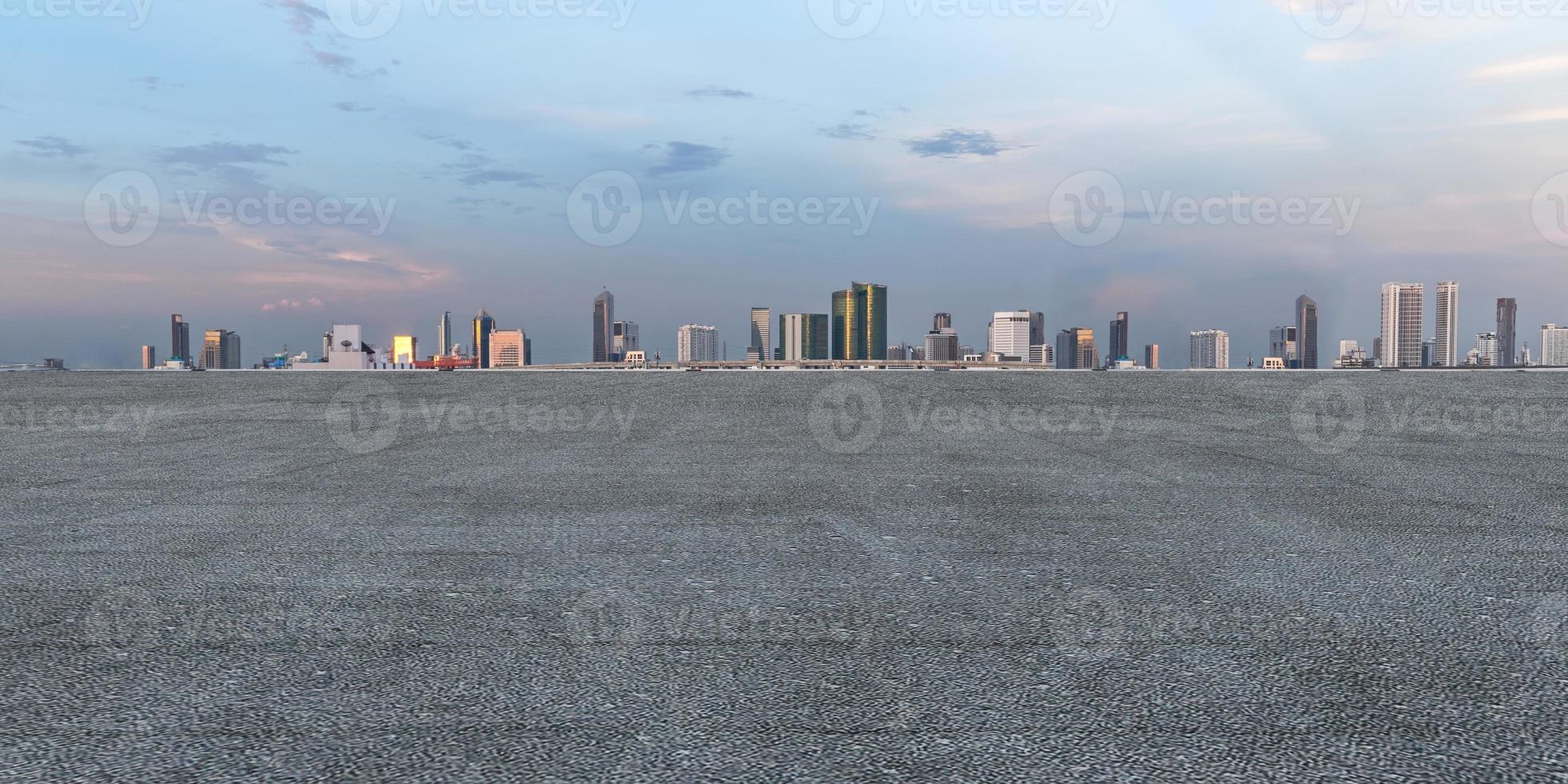 panoramische lege betonnen vloer en skyline met gebouwen foto