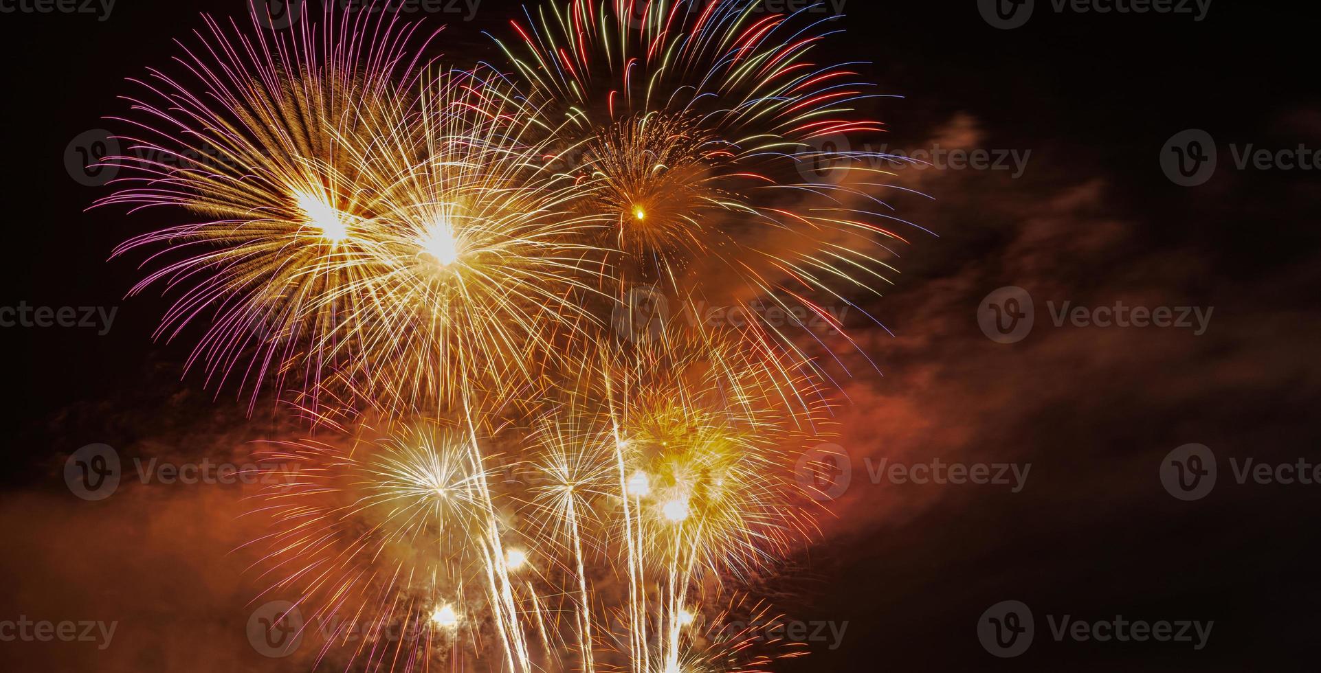 mooie fonkeling licht 's nachts op door vuurwerk aan de hemel foto