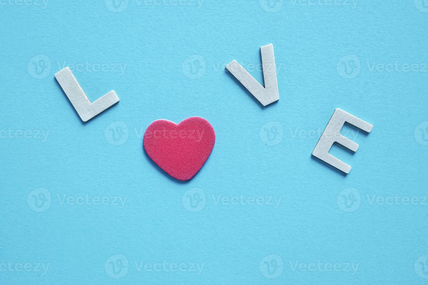liefdeswoord met houten letters voor Valentijnsdag foto