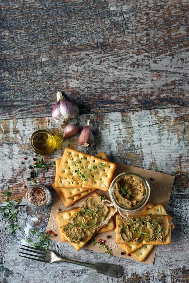 zelfgemaakte leverpastei. heerlijke huisgemaakte paté met specerijen en kruiden foto