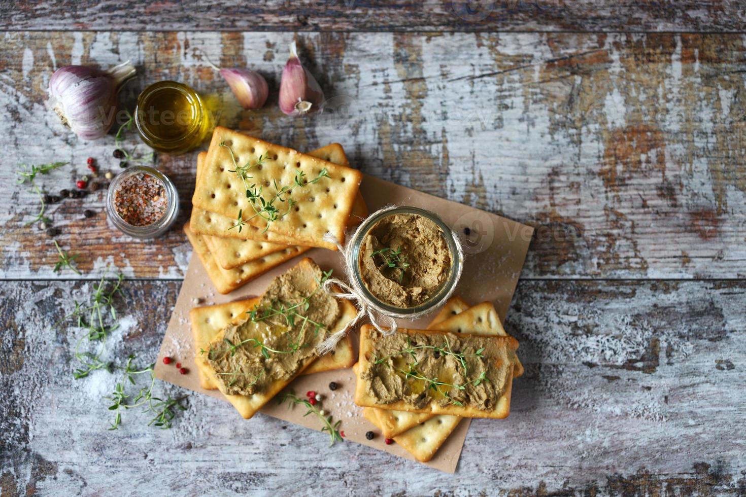 zelfgemaakte leverpastei. heerlijke huisgemaakte paté met specerijen en kruiden foto