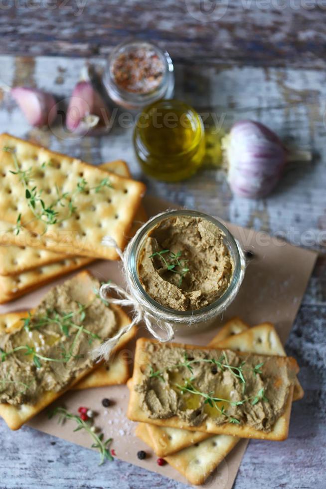 zelfgemaakte leverpastei. heerlijke huisgemaakte paté met specerijen en kruiden foto