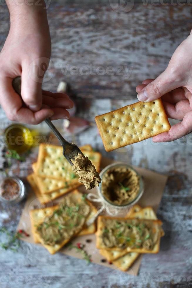 zelfgemaakte leverpastei. heerlijke huisgemaakte paté met specerijen en kruiden foto