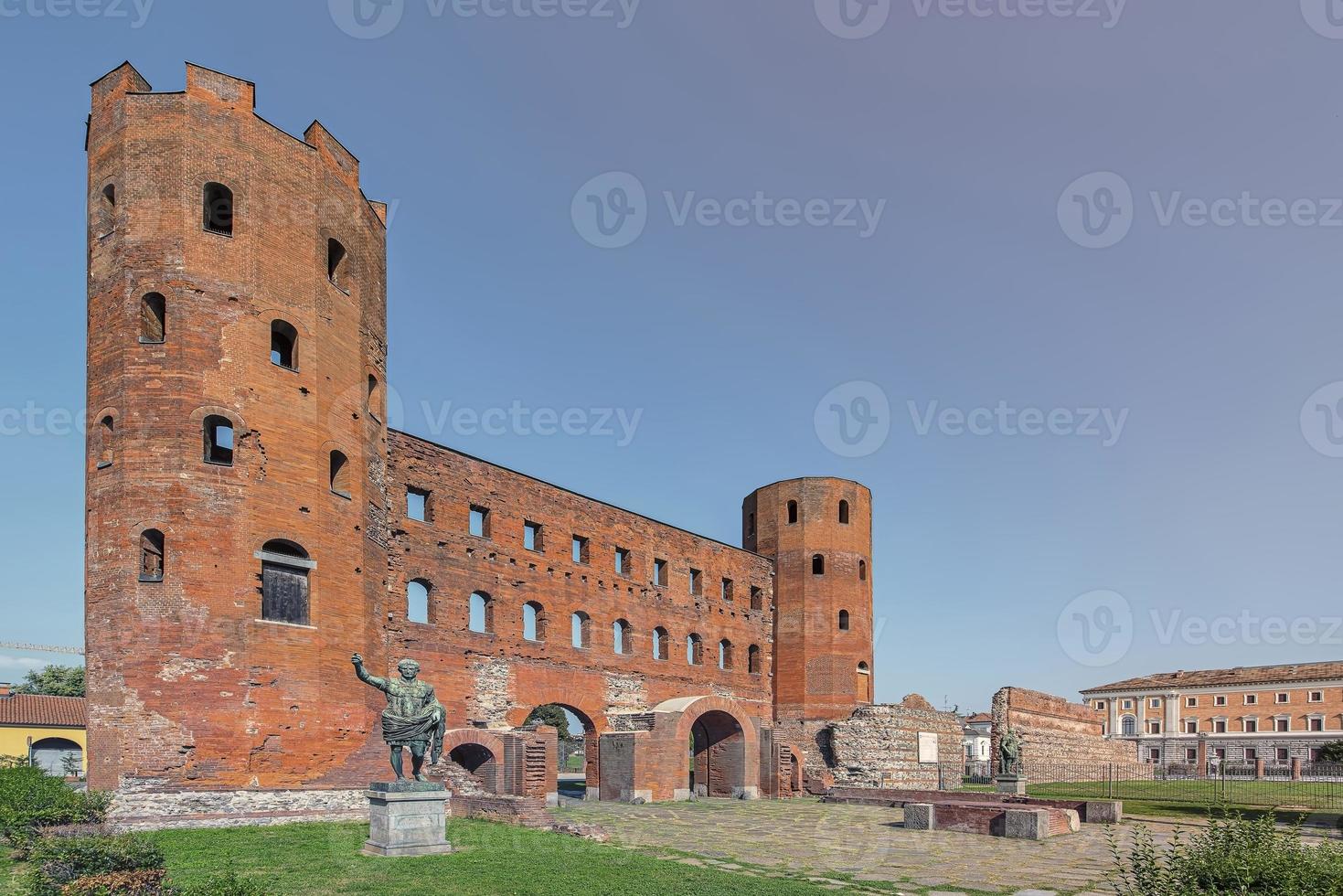 de palatijnse torens, een oude romeinse stadspoort in de oude stad van turijn, italië foto