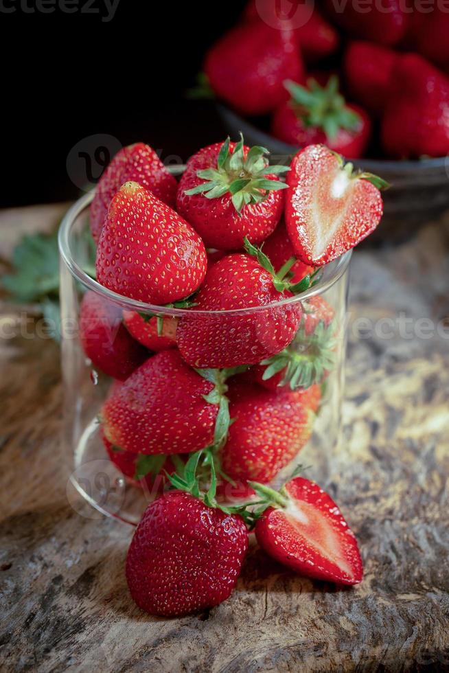 rijpe rode aardbeien op zwarte houten tafel foto