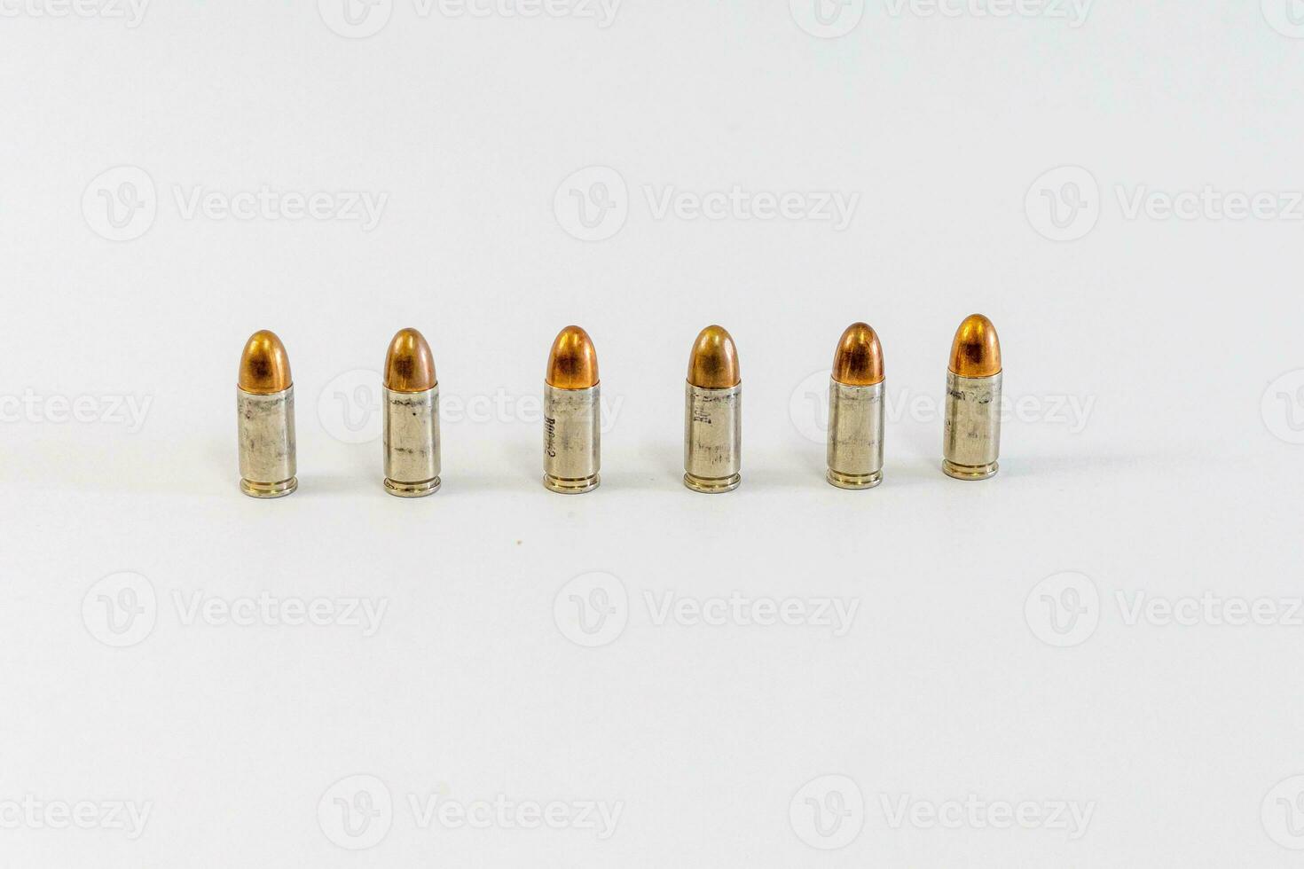 stapel van gouden 9 mm pistool kogels Aan een wit achtergrond foto