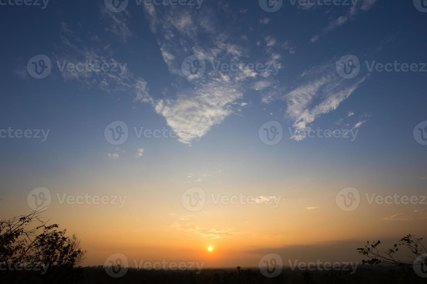 achtergrond van kleurrijke hemel concept hemel met zon background foto