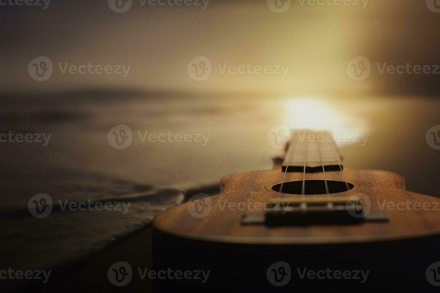 ukulele Aan strand Bij zonsondergang foto