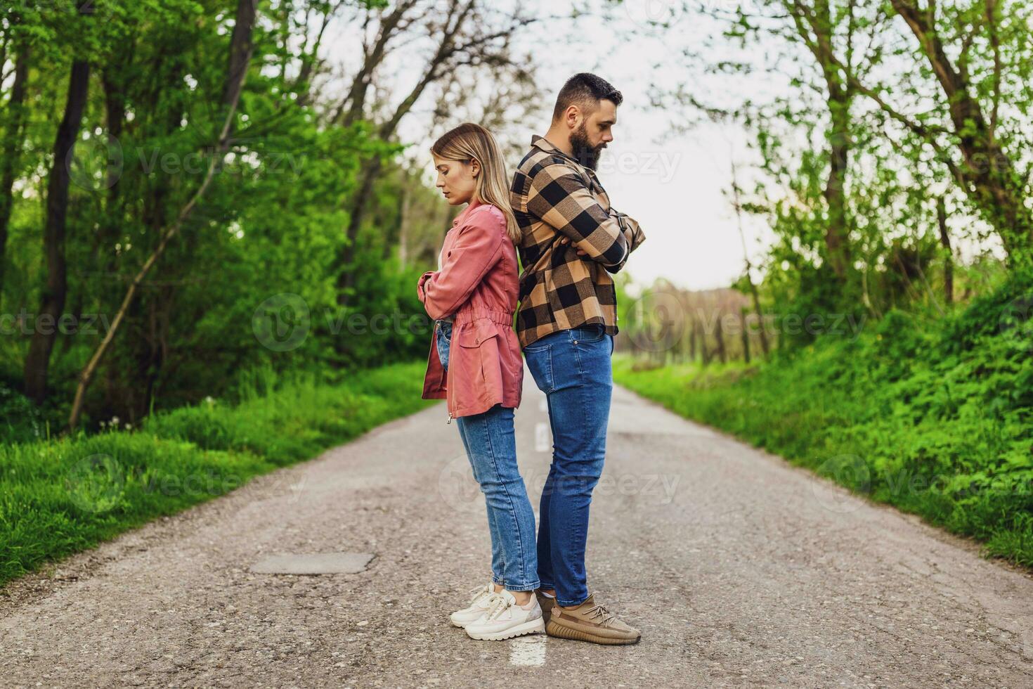 paar is hebben moeilijkheden in hun relatie. ze zijn beide beledigd en boos. conceptuele afbeelding. foto