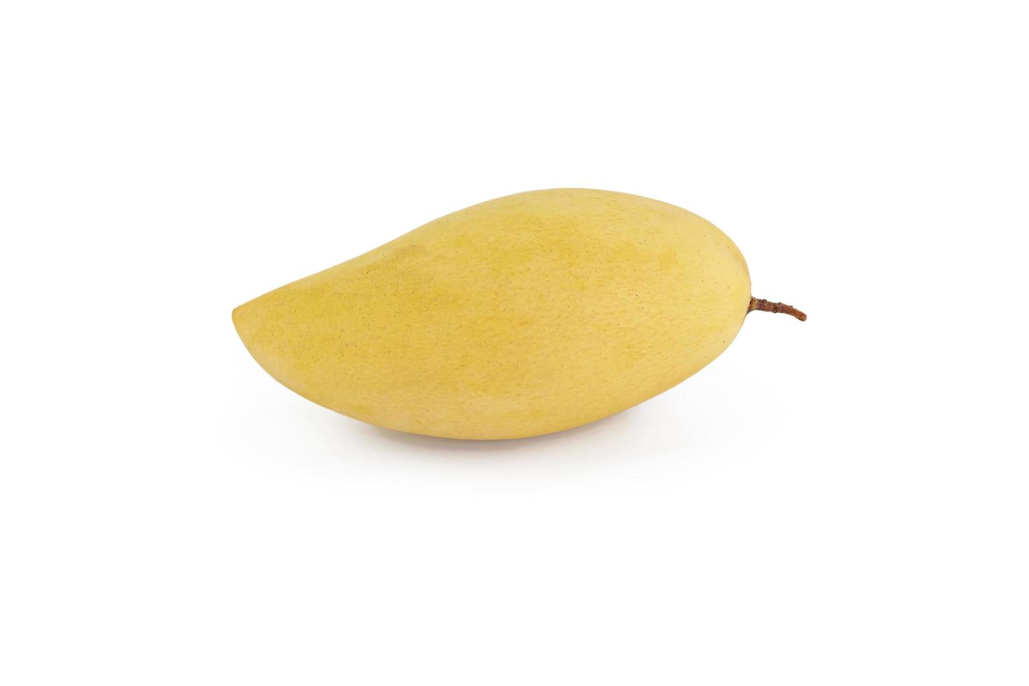 gele rijpe mango geïsoleerd op witte achtergrond foto