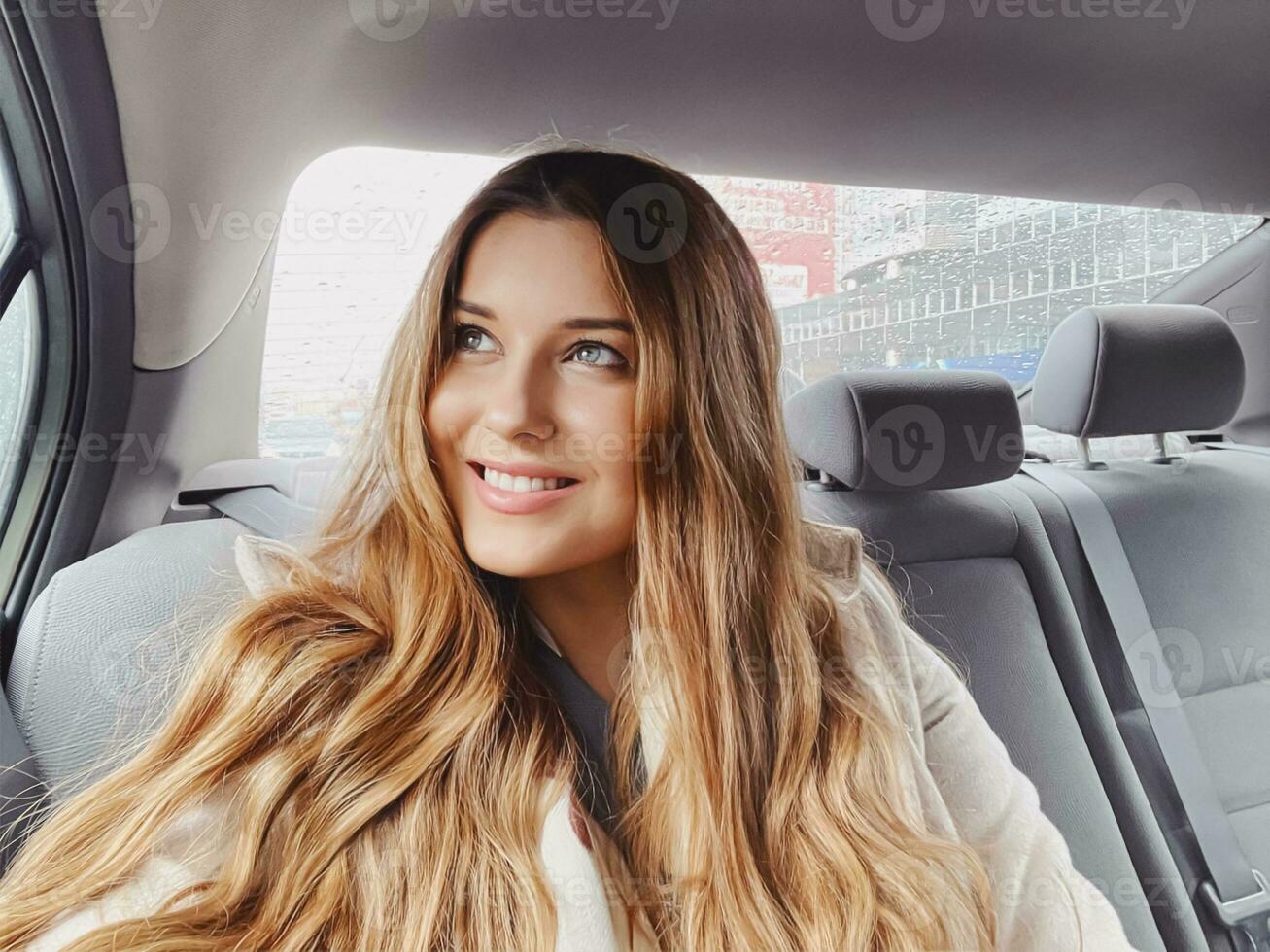 gelukkig jong vrouw in de auto op zoek uit de venster, verkennen de stad, taxi onderhoud en reizen foto
