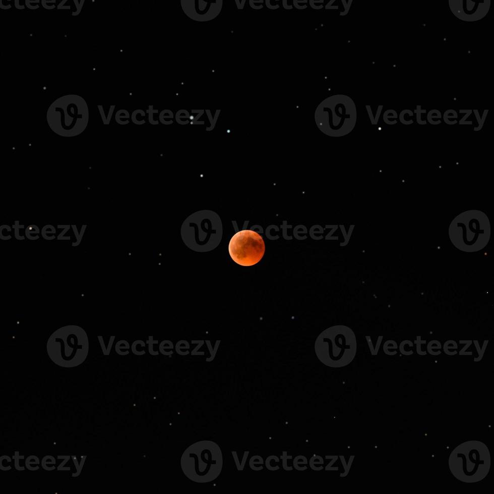 bloedmaan, astrofotografie, totaal, volledige maansverduistering aan de nachtelijke hemel 27 juli 2018 foto