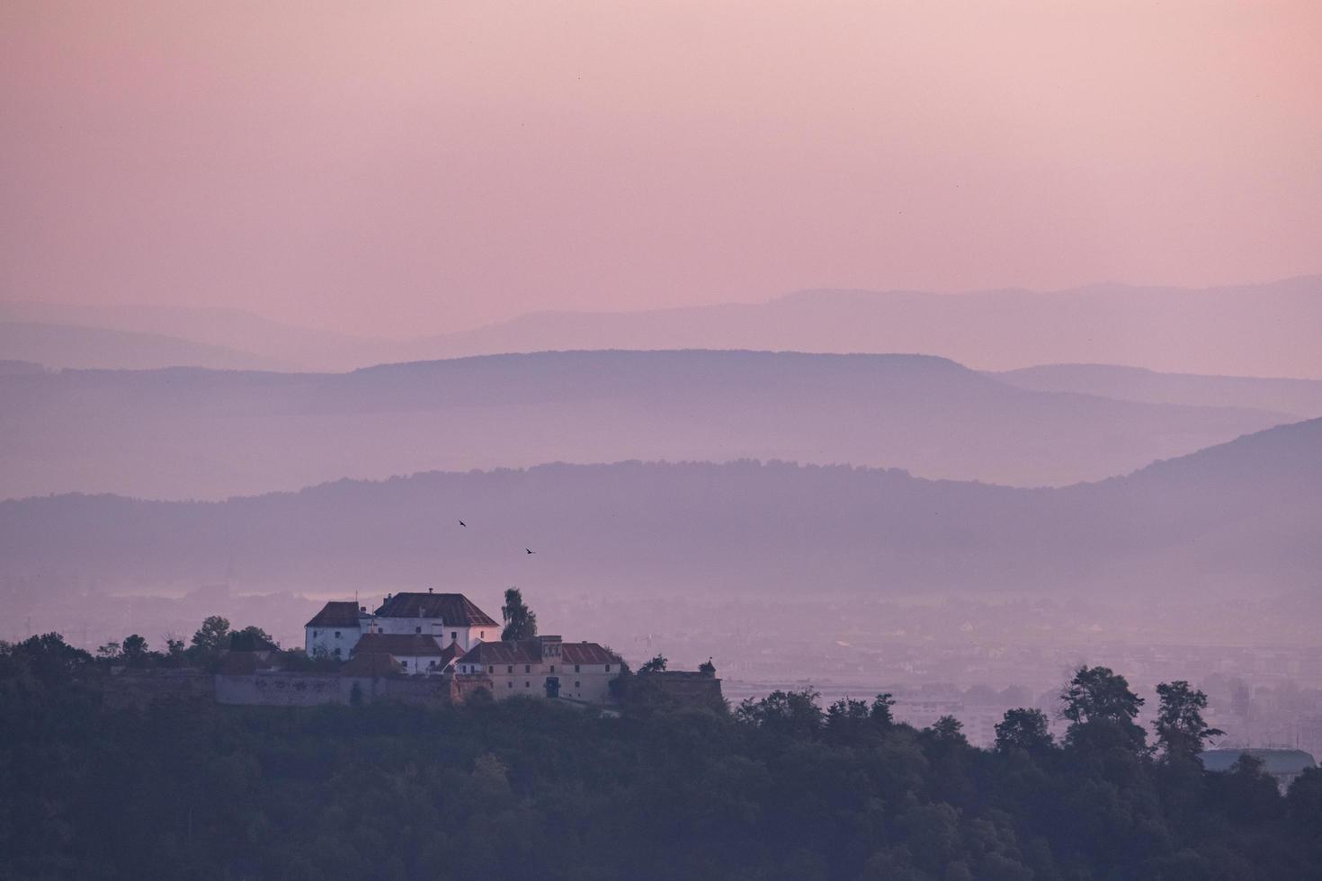 landschap met oude gebouwen in roemenië foto