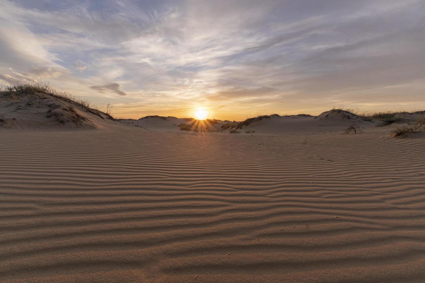 landschap met zonsondergang in de woestijn foto