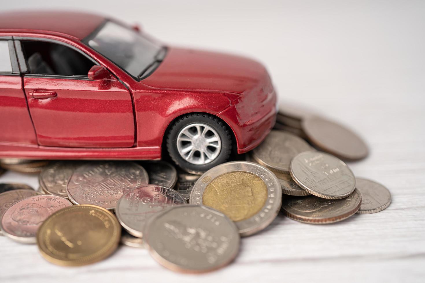 auto met munten, autolening, financiën, geld besparen, verzekeringen en leasetijdconcepten. foto