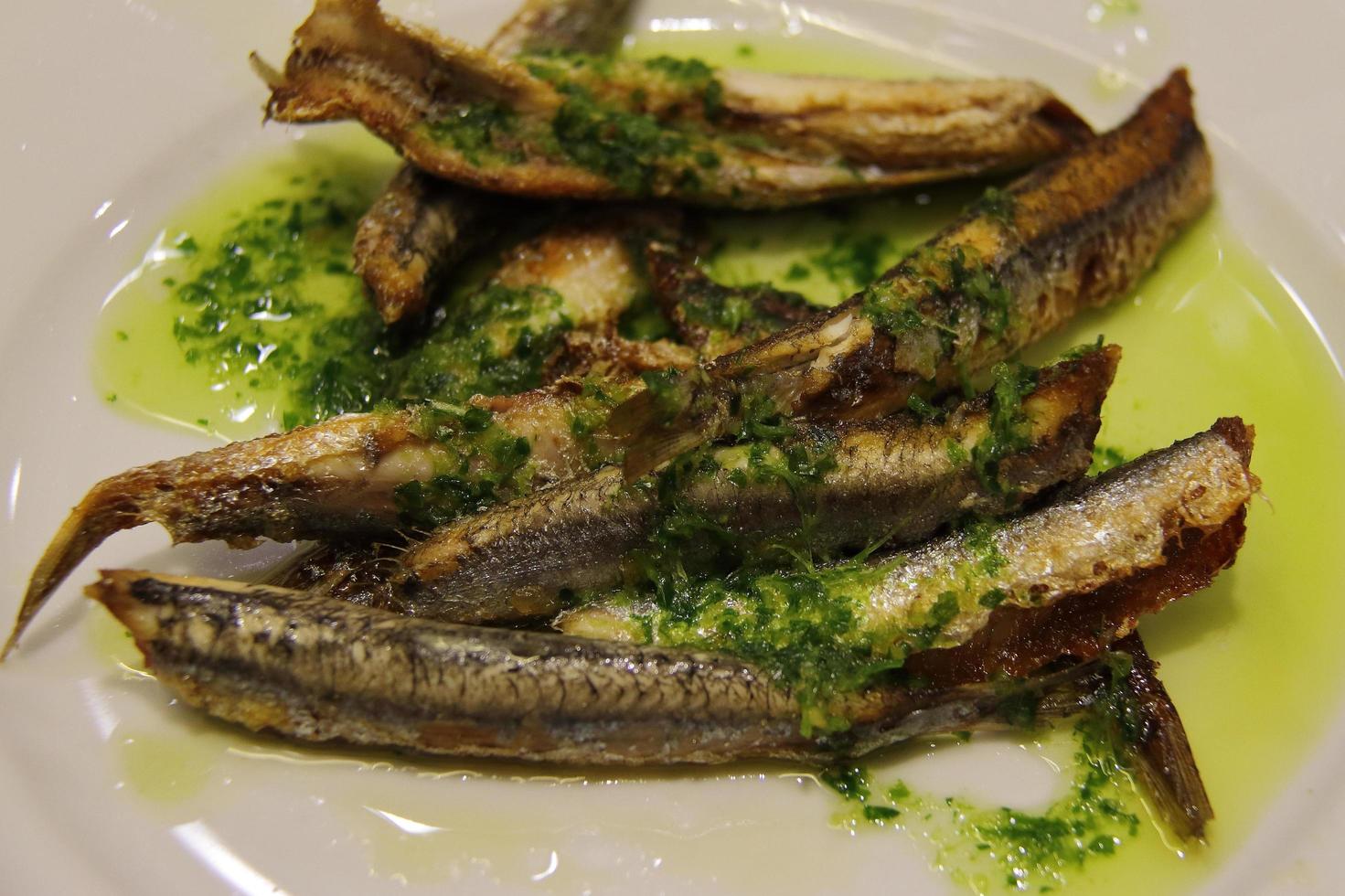 gebakken ansjovis typisch voor spanje, pescadito frito spaans boquerones fritos foto