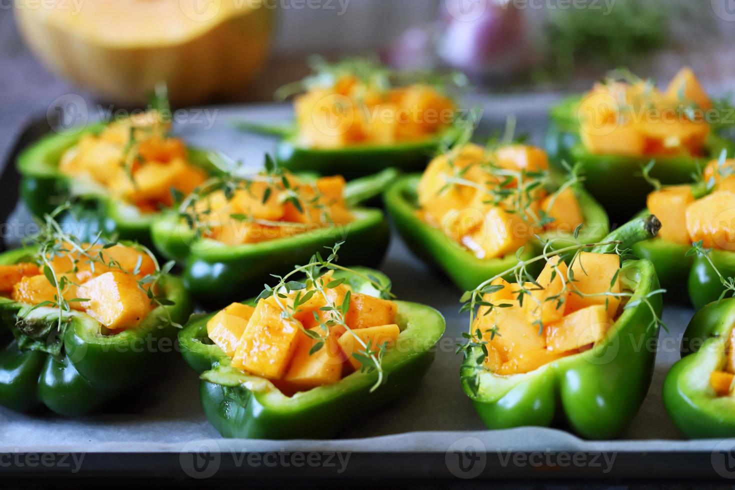 groene paprika's gevuld met pompoenstukjes foto